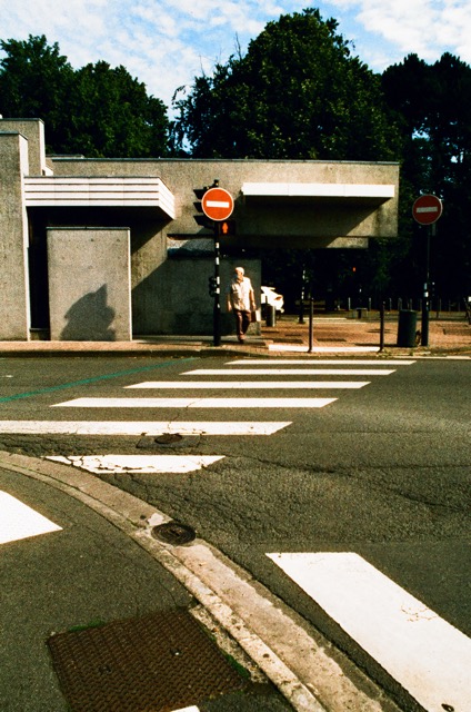 Lignes et courbes de la signalisation au sol devant la station de métro