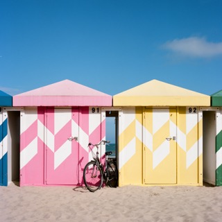 Deux cabines de plage séparées par un vélo